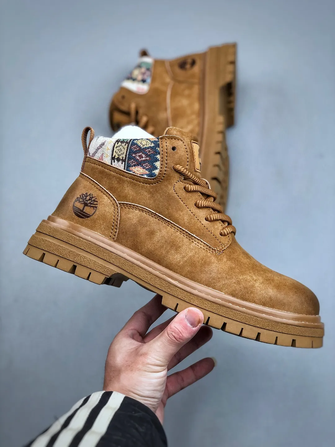 💰520 supports store G Timberland/Timberland classic style 25ss new mid-top classic re-engineering produced by Guangdong factory with new process upgrade autumn and winter new style original box original packaging The fabric is made of hand-grabbed cowhide imported from Italy🇮🇹 with anti-odor and anti-corrosion genuine leather latex insoles to give you a perfect wearing experience quality and durable, a must-have for sportsmen, specializes in not looking handsome, high-quality and first-class foot feel The full set of official website unified packaging, specially designed for cold protection and outdoor use this winter, suitable for daily matching. Size: 39 40 41 42 43 44